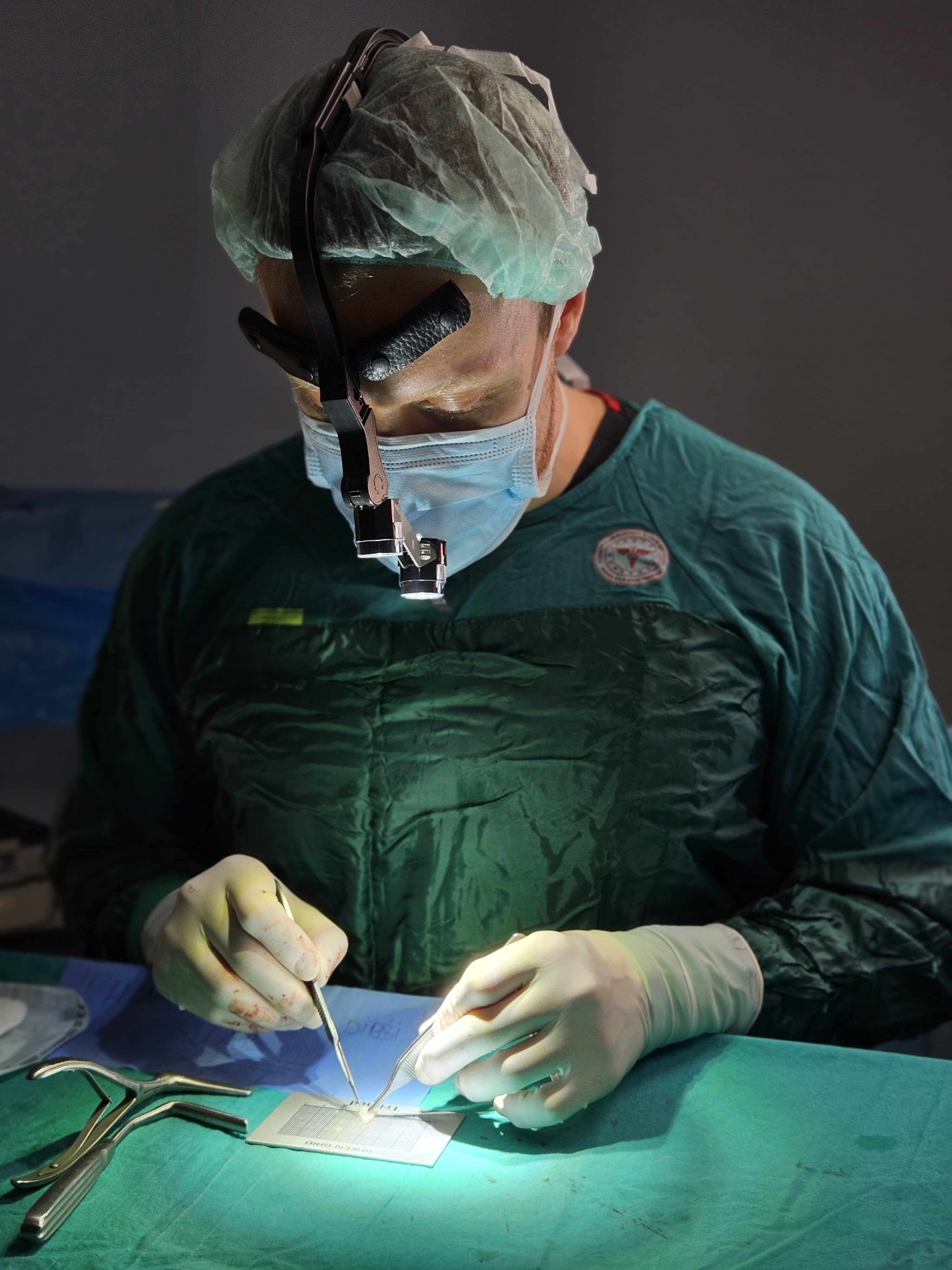 Op. Dr. Bora Özkale - Ameliyathane ortamında cerrahi işlem