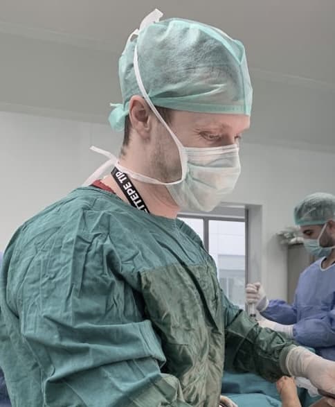 Op. Dr. Bora Özkale - Ameliyathane ortamında cerrahi işlem